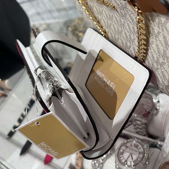 Michael Kors Medium Saffiano Leather Bifold Wallet Dragonfruit
NWT - Picture 2 of 16